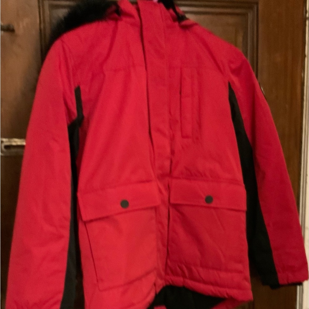Vibrant Red and Black Puffer Jackets for Outdoor Winter Comfort